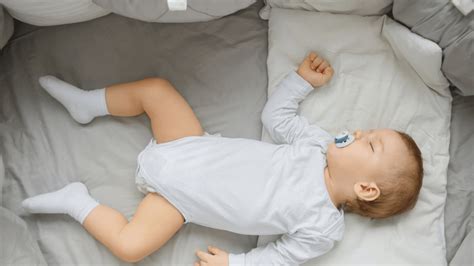 12 anledningar till att din bebis sover dåligt (och hur du löser problemen!)